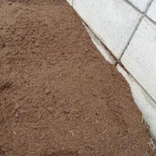 家庭菜園、畑をサラサラ土に‼️牛糞堆肥