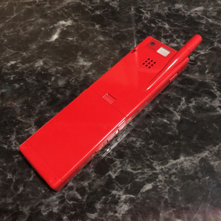 au 初代INFOBAR のモックアップ（実物大模型）の画像