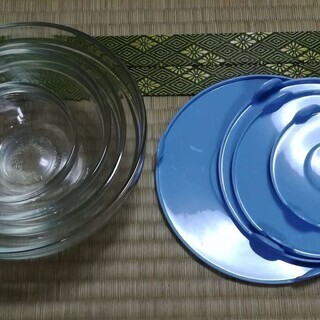 タッパー各種 麦茶ポット 焼き肉プレート 計量器 ハンドミキサー セットの画像