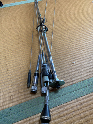 多数の無線機とアンテナ