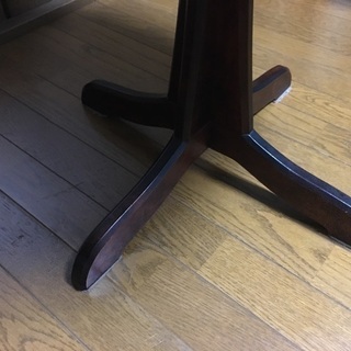 カフェ風テーブルと椅子セットの画像