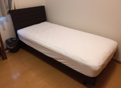 シングルベッドとサイドテーブルとランプのセット