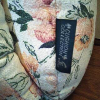 猫 クッション 花柄の画像