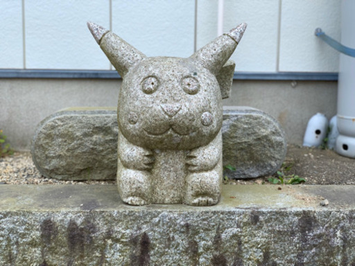 ピカチュウの石像