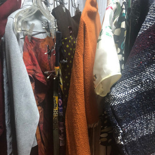 20〜30着からお選び下さい。スカートやワンピースを中心とした古着の画像