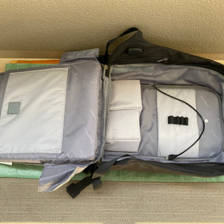 【ほぼ新品】盗難防止　防水　リュックサック　バックパック　裏側にUSBポート搭載の画像
