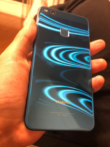 HUAWEI P10 LITE AU ケース付きスマホ