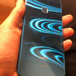 HUAWEI P10 LITE AU ケース付きスマホの画像