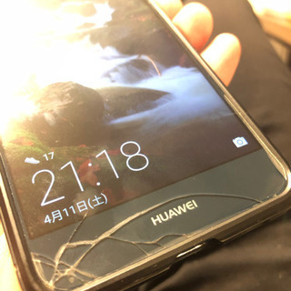 HUAWEI P10 LITE AU ケース付きスマホの画像