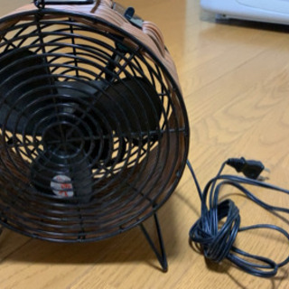 【無料】アジアンテイストの小型扇風機の画像