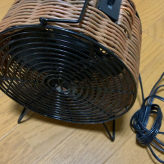 【無料】アジアンテイストの小型扇風機の画像