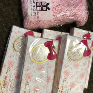 ギフト用の箱と詰め物