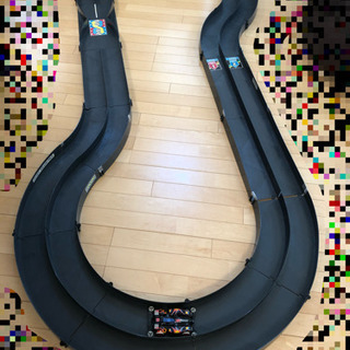ミニ四駆　コース、車2台の画像