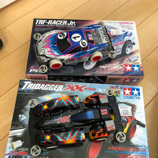 ミニ四駆　コース、車2台の画像