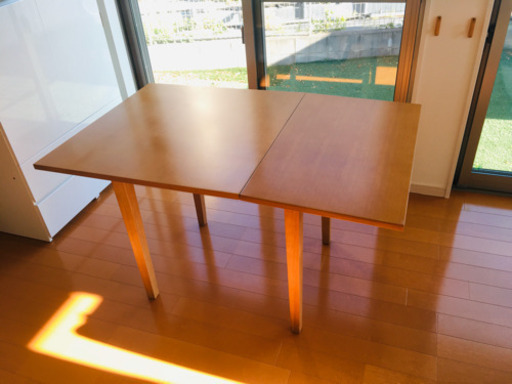 拡張出来るダイニングテーブルです。