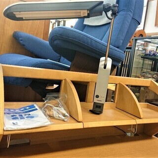 カリモク製 ワイドモデル 学習机 ブックスタンド・ライト付き☆大人になっても使えるモダンデザインの画像