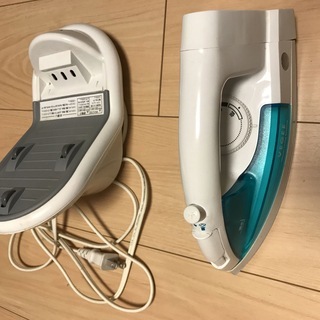 アイロンとアイロン台のセットの画像