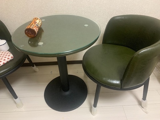 緑のガラステーブルです