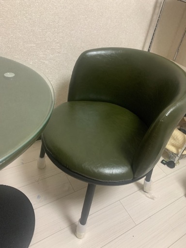 緑のガラステーブルです