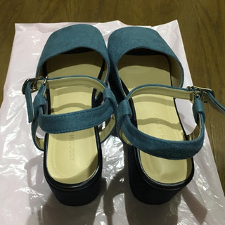 AZUL 厚底サンダルの画像