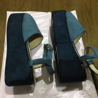 AZUL 厚底サンダルの画像