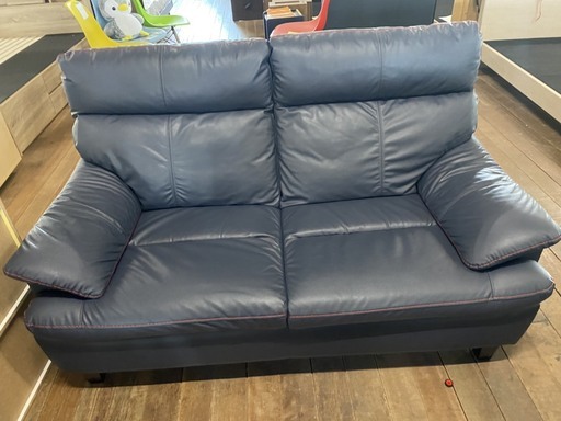ソファー！ブラック！レッドのステッチがカッコいい！展示現品！8万円しますが29800円です！