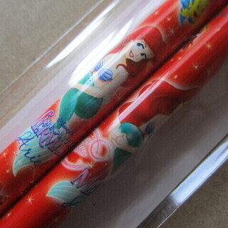 【最終処分】【缶詰と交換可能商品】　未使用　2本セット　マーメイド　赤色鉛筆　ディズニー　色鉛筆の画像