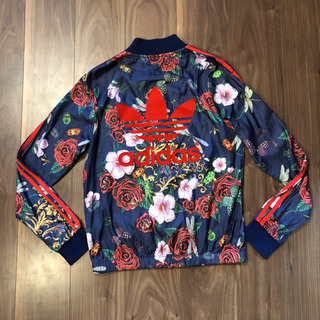 アディダスブルゾン