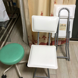白い椅子は新品です