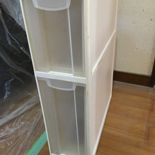スリムな収納棚