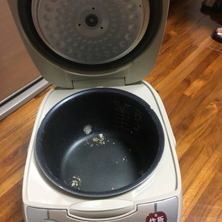 (値下げしました！)タイガー マイコン炊飯器 「炊きたて」 5.5合 ベージュ JBH-B100の画像
