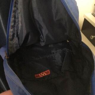 リュック 青と赤の画像