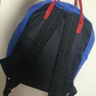 リュック 青と赤の画像