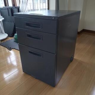 デスク下キャビネット