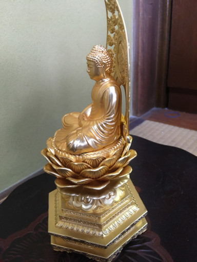 金色の釈迦如来座像(箱付き)
