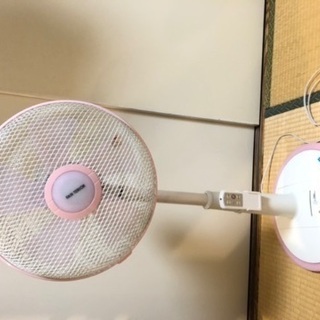リモコン付きピンクの扇風機の画像