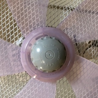 リモコン付きピンクの扇風機の画像