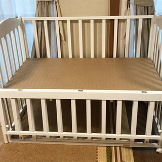 【コンビ　ベビーベッド】比較的キレイです