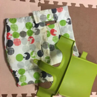 ストッケベビーセットとクッションの画像