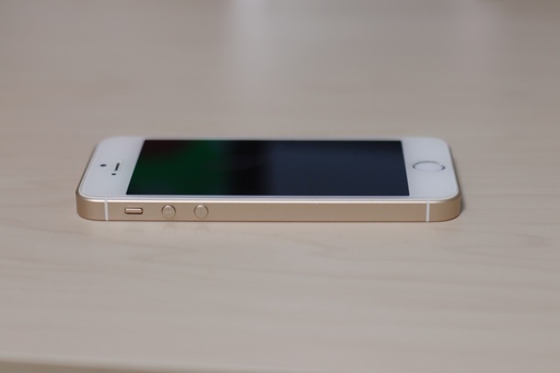 iPhoneSE(第1世代)SIMフリー128GB　ゴールド（スマホケース4種付）
