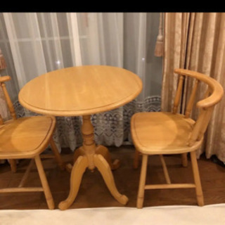 テーブルと椅子の３点セットの画像
