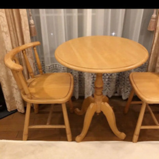 テーブルと椅子の３点セットの画像
