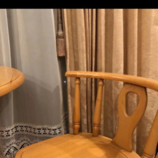 テーブルと椅子の３点セットの画像