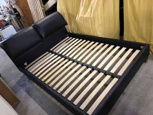 ダブルベッドフレーム　背もたれ付き！ブラック