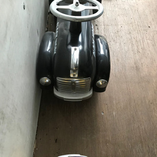 ブリキの乗用玩具
