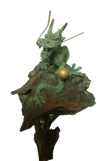 ☆「龍」の開運置物と骨董木台(離島以外・全国配送します)