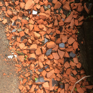 割れてる瓦無料で差し上げます。の画像