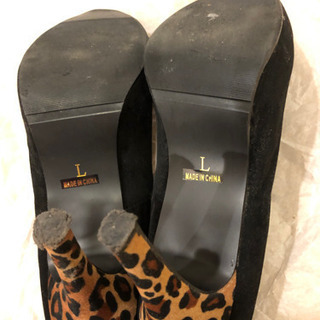 ヒールがヒョウ柄のパンプスの画像