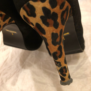 ヒールがヒョウ柄のパンプスの画像