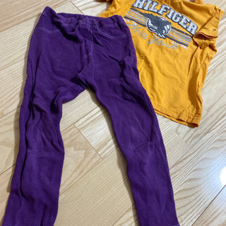 TOMMY HILFIGER のTシャツ　と長ズボンの画像